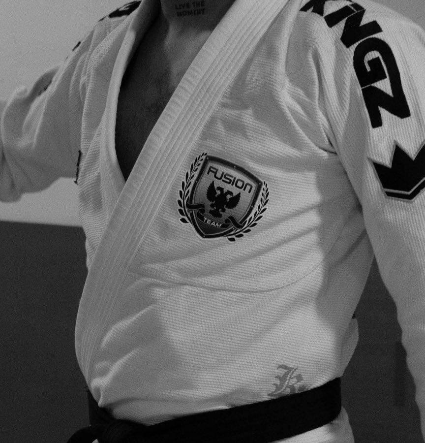 Atleta con kimono blanco y cinturón negro